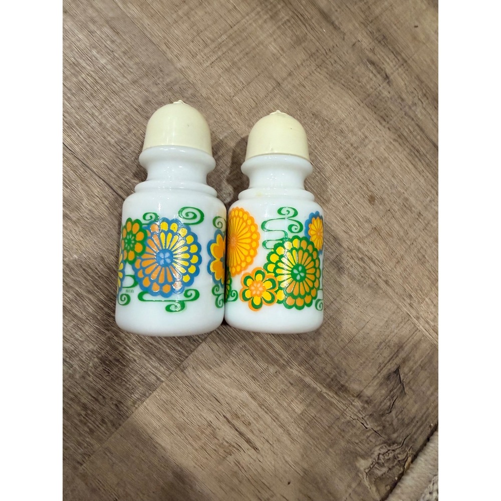 Vintage Avon Milk Glass Salt and Pepper Shakers Set Retro 70s Floral Daisy White